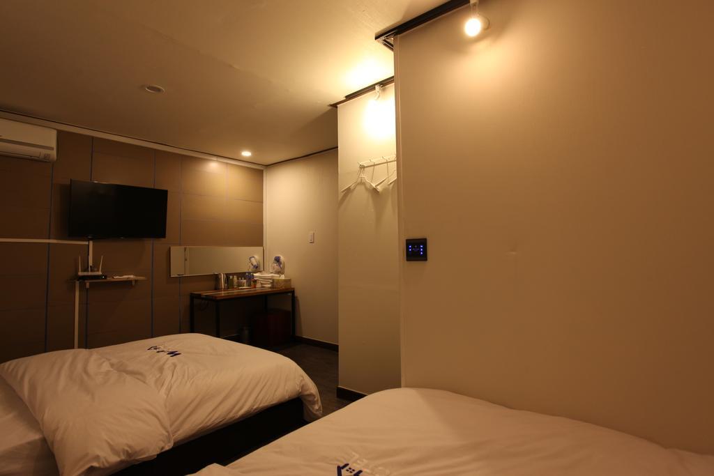 W Mini Dongdaemoon Hostel