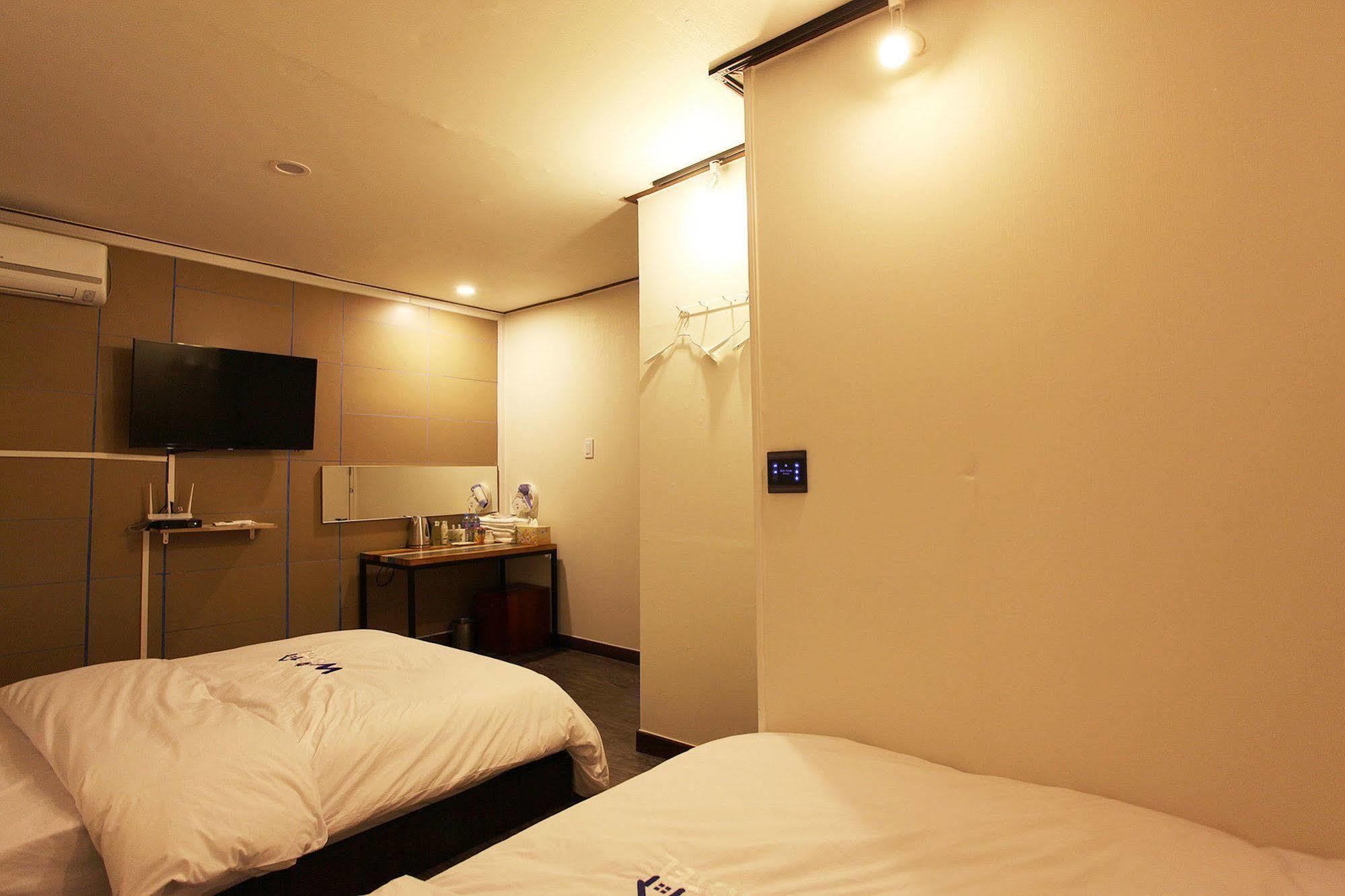 W Mini Dongdaemoon Hostel